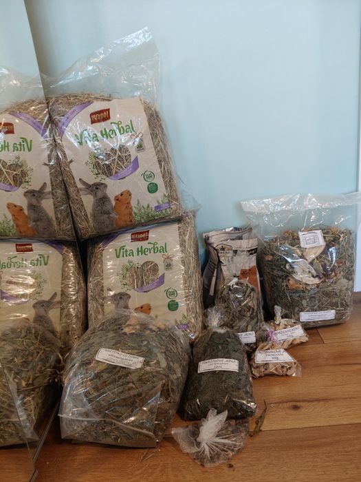 Jedzenie karma siano dla królika i gryzoni.