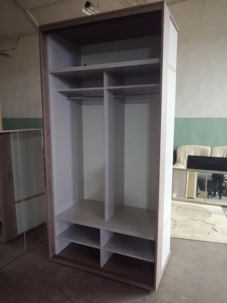 Szafa przesuwna z lustrem zł ekspozycji