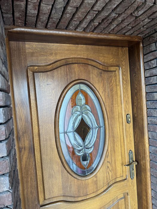 Dębowe drzwi frontowe z witrażem