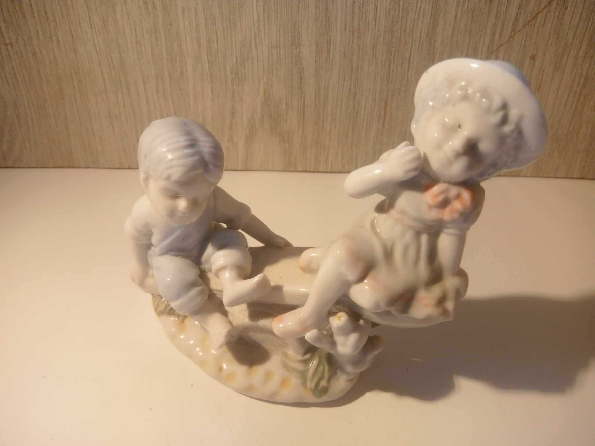 Figurka porcelanowa Chłopiec i Dziewczynka