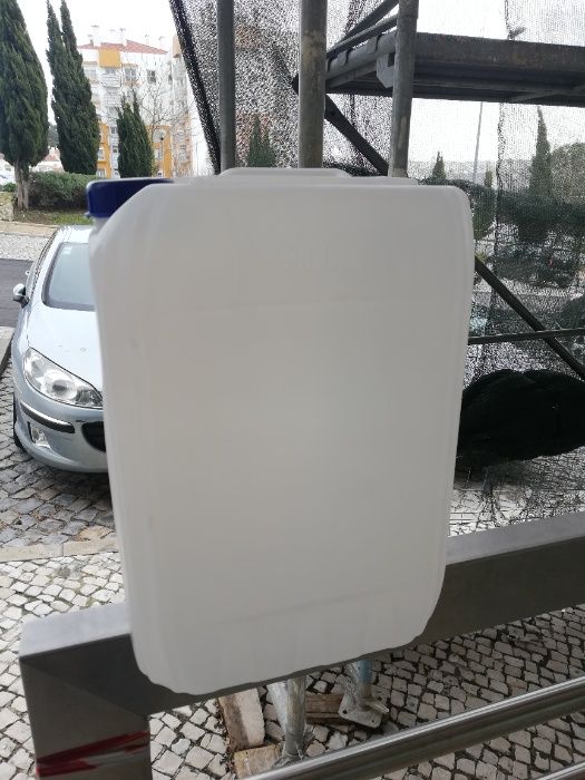 Vendo Jerricans / Bidons de 20 litros (brancos) e 30 litros (azuis)
