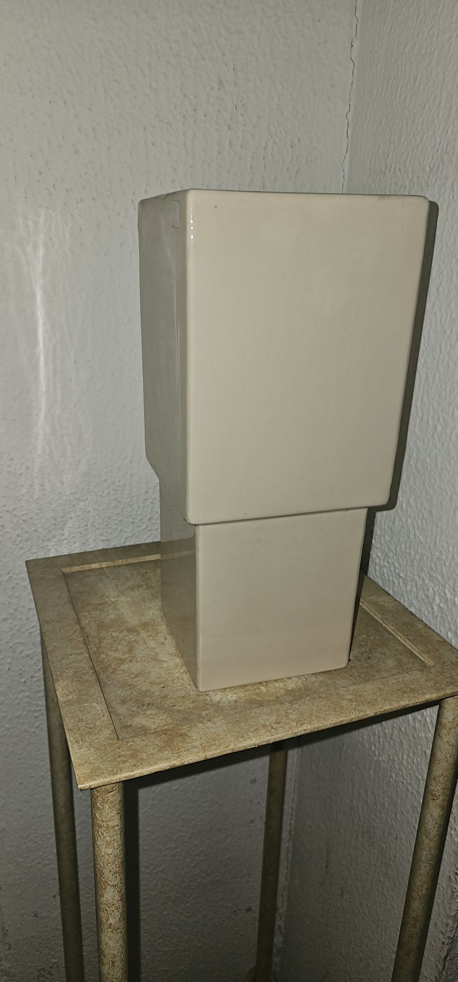 Jarra em cerâmica vidrada bege