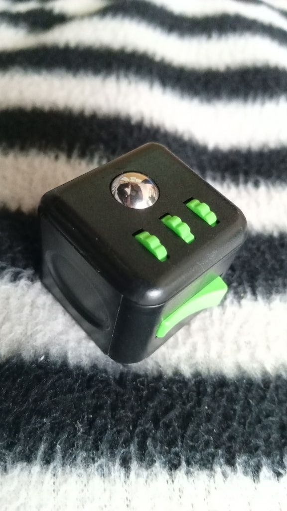 Cubo Fidget Toy preto e verde