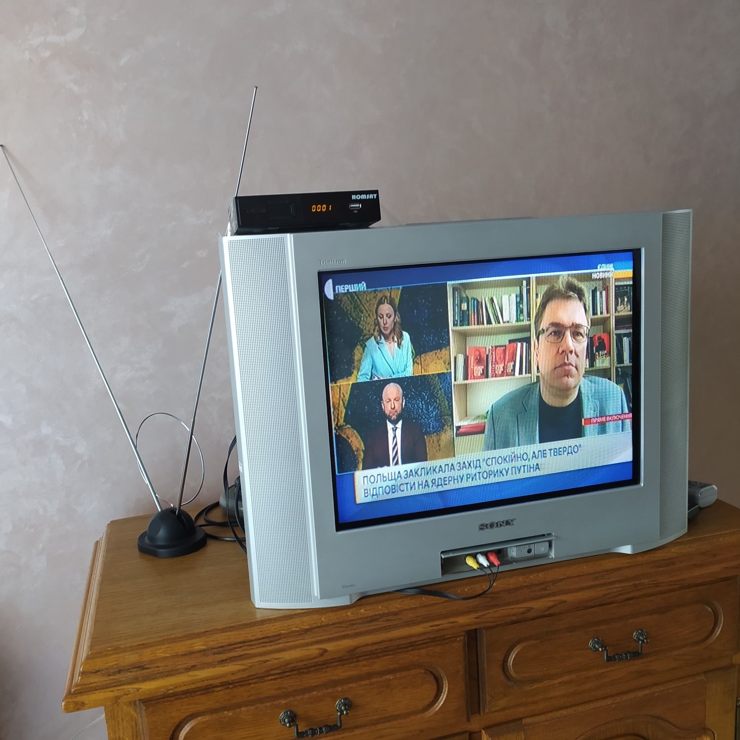 Телевізор sony Trinitron+приставка Т2+антена кімнатна