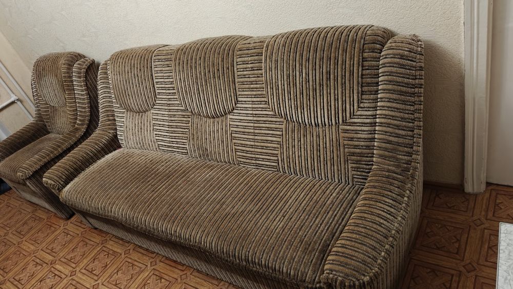 Диван, два кресла  + тумбочка