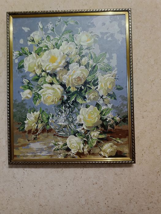 Вишукана мальована картина в рамі.