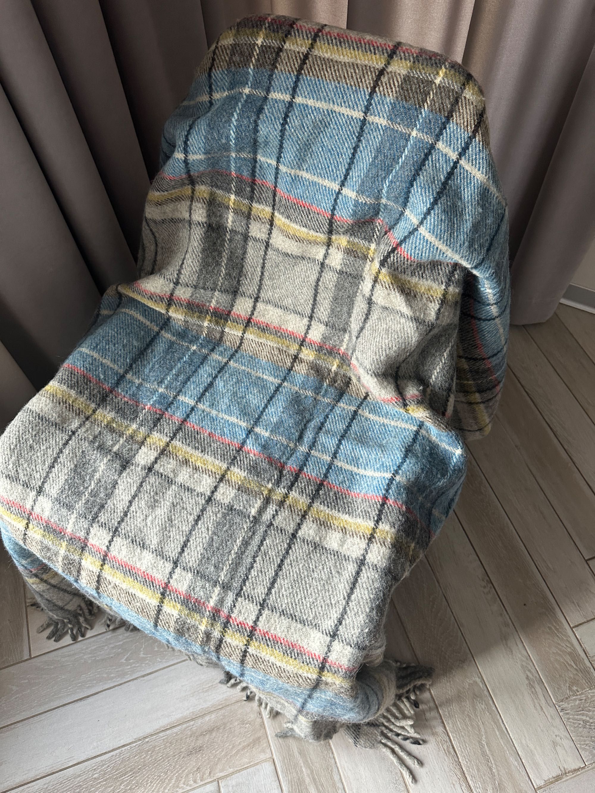 Koc - pled  motyw krata 100 % wełny 130x180