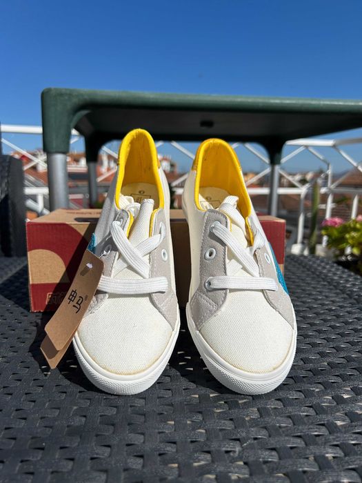 Tênis de Mulher com detalhes amarelos e azuis