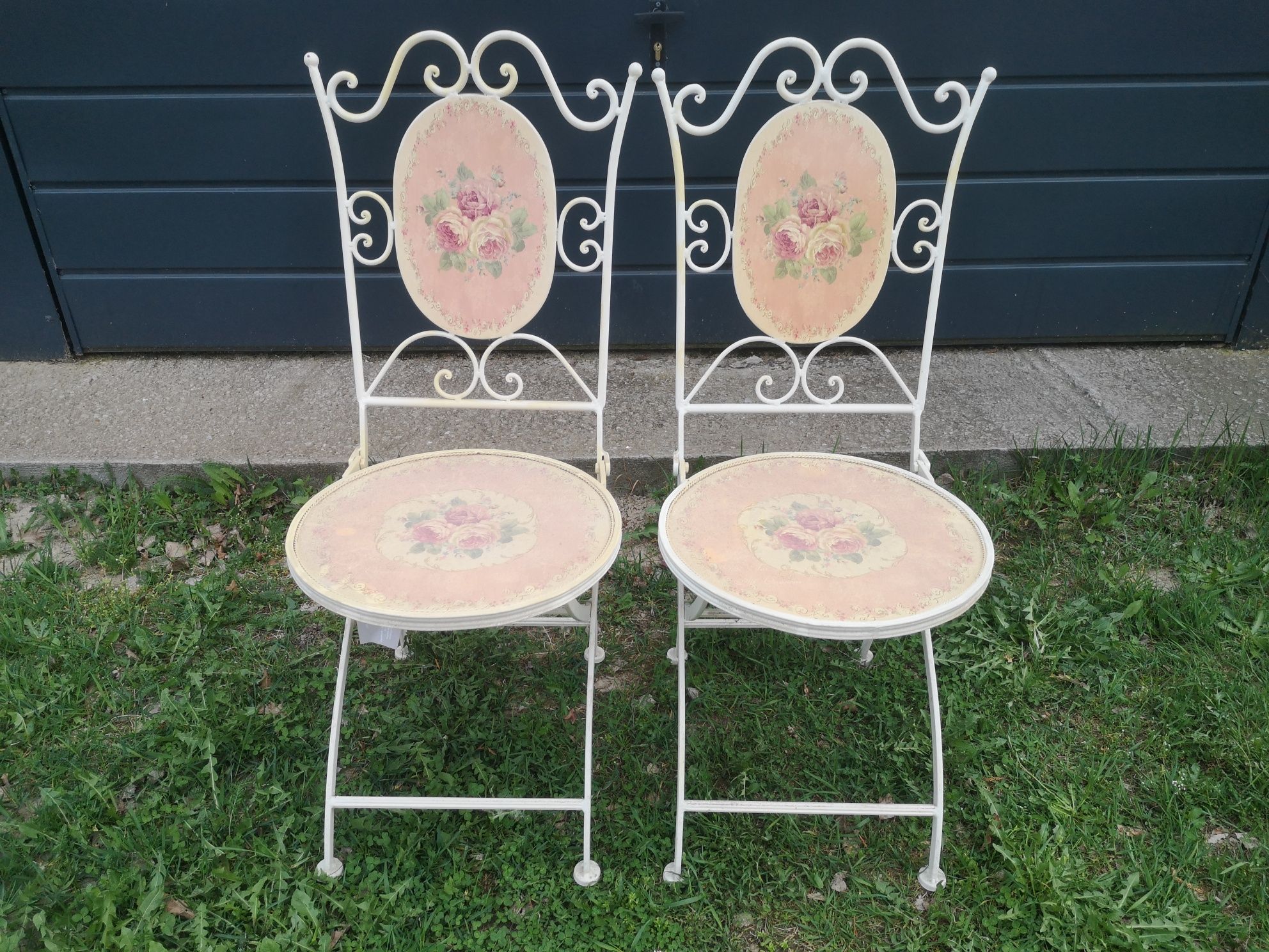 Stare, rozkładane krzesła ogrodowe
