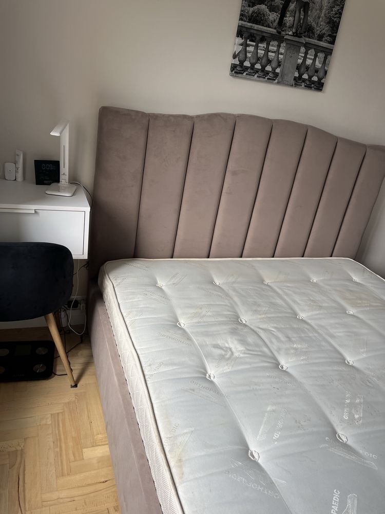Łóżko tapicerowane  z pojemnikiem iw komplecie z materacem  180/200 o
