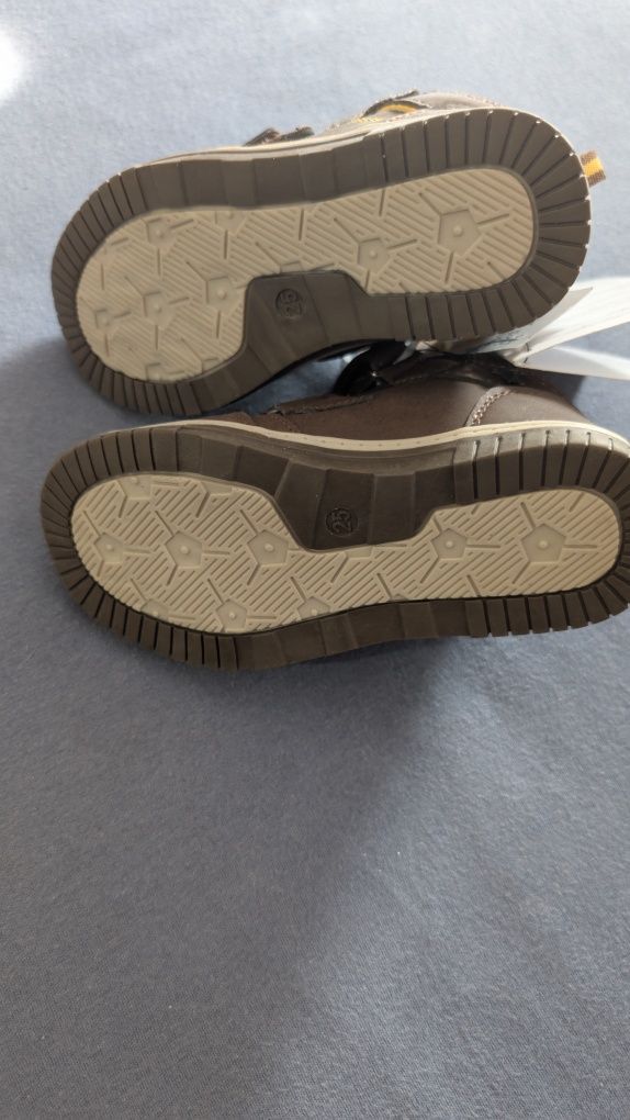 Sandały Mario 24 świecące, adidasy Psi patrol 25 świecące, buty zimowe