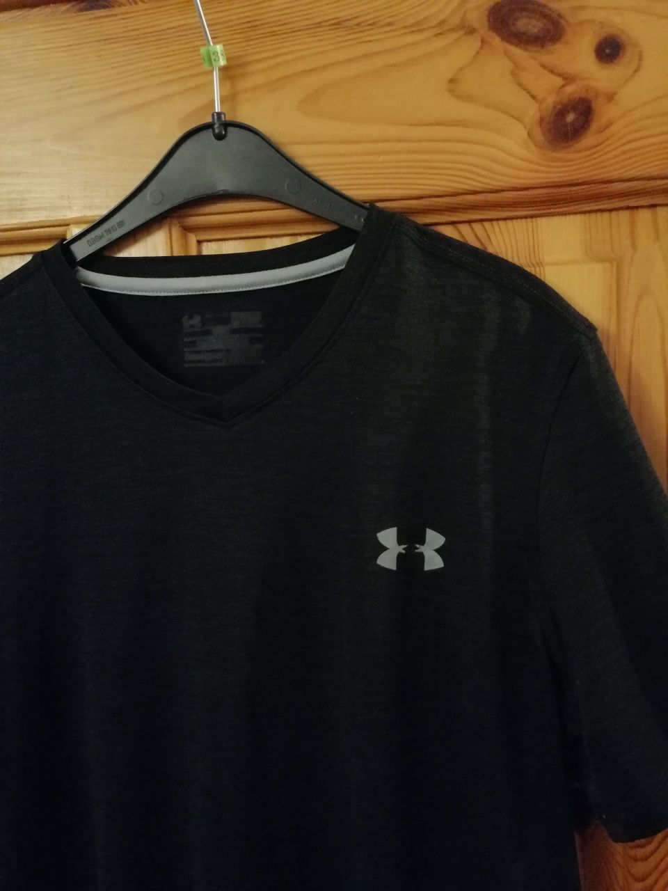 Czarna koszulka T shirt V neck Under Armour M