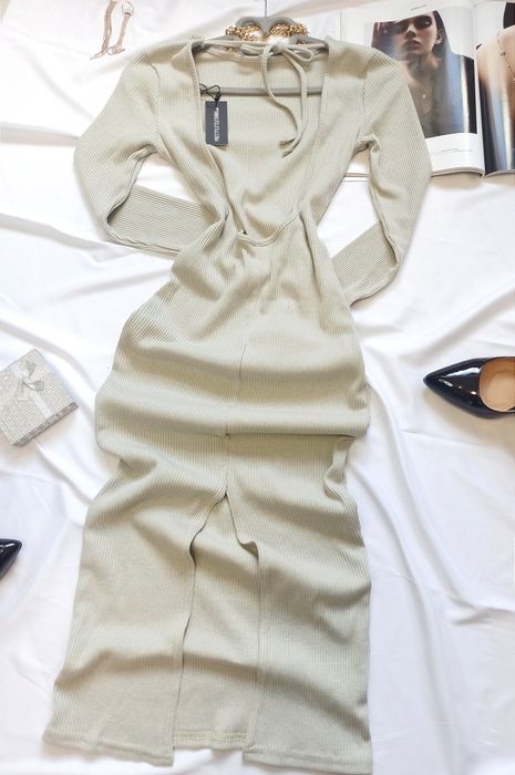 Платье в рубчик с вырезом на спине. Платье-карандаш. Облегающее платье