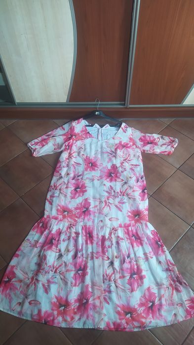 Sprzedam Pakę ubrań damskich rozm.50.Trzy sukienki i dwie bluzki.