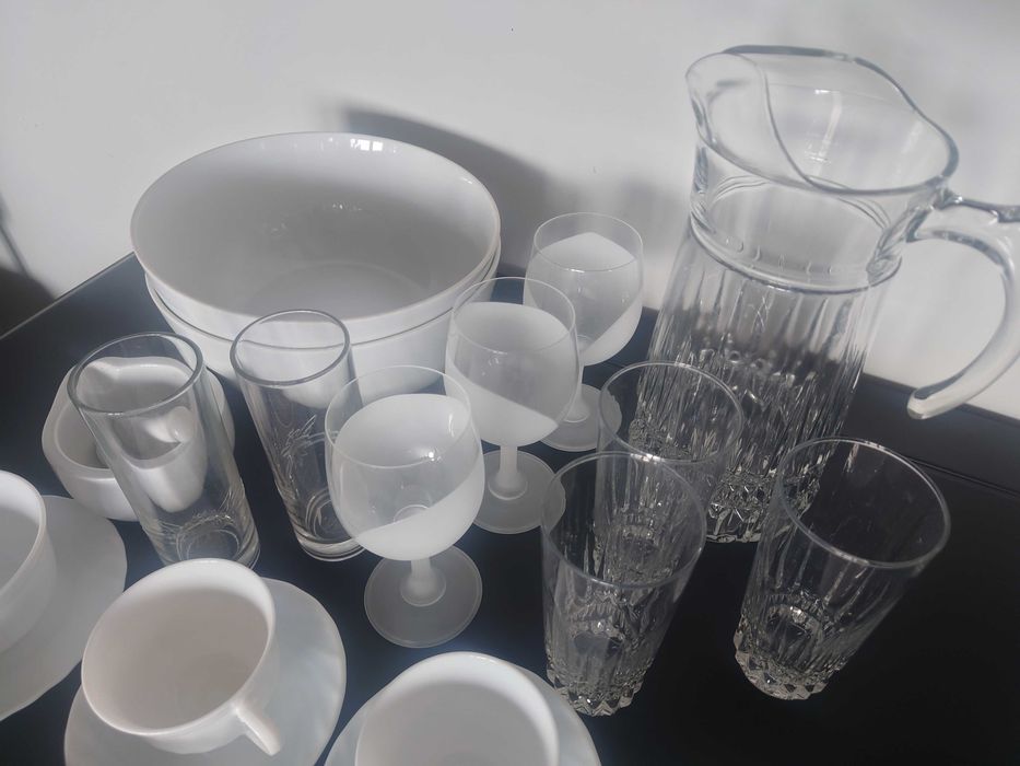 miski, filiżanki, talerze, kieliszki, szklanki, dzbanek, moździeż