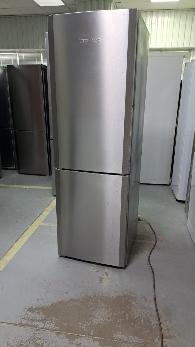 Срібний холодильник AEG kgd54r високий в ідеалі