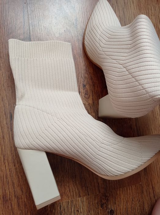 Botki damskie kremowe prążkowane