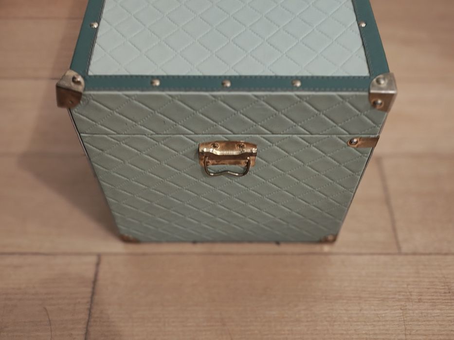 Baú verde elegante  com detalhes dourados tipo cofre