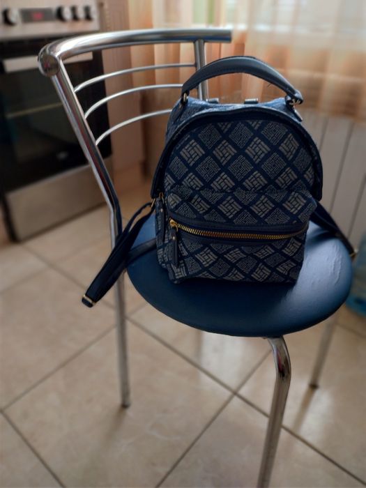 Женский рюкзак синего цвета.