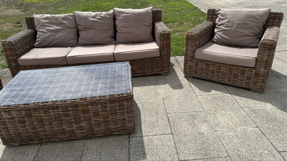 Conjunto de Jardim — Sofás + Mesa com Tampo de Vidro