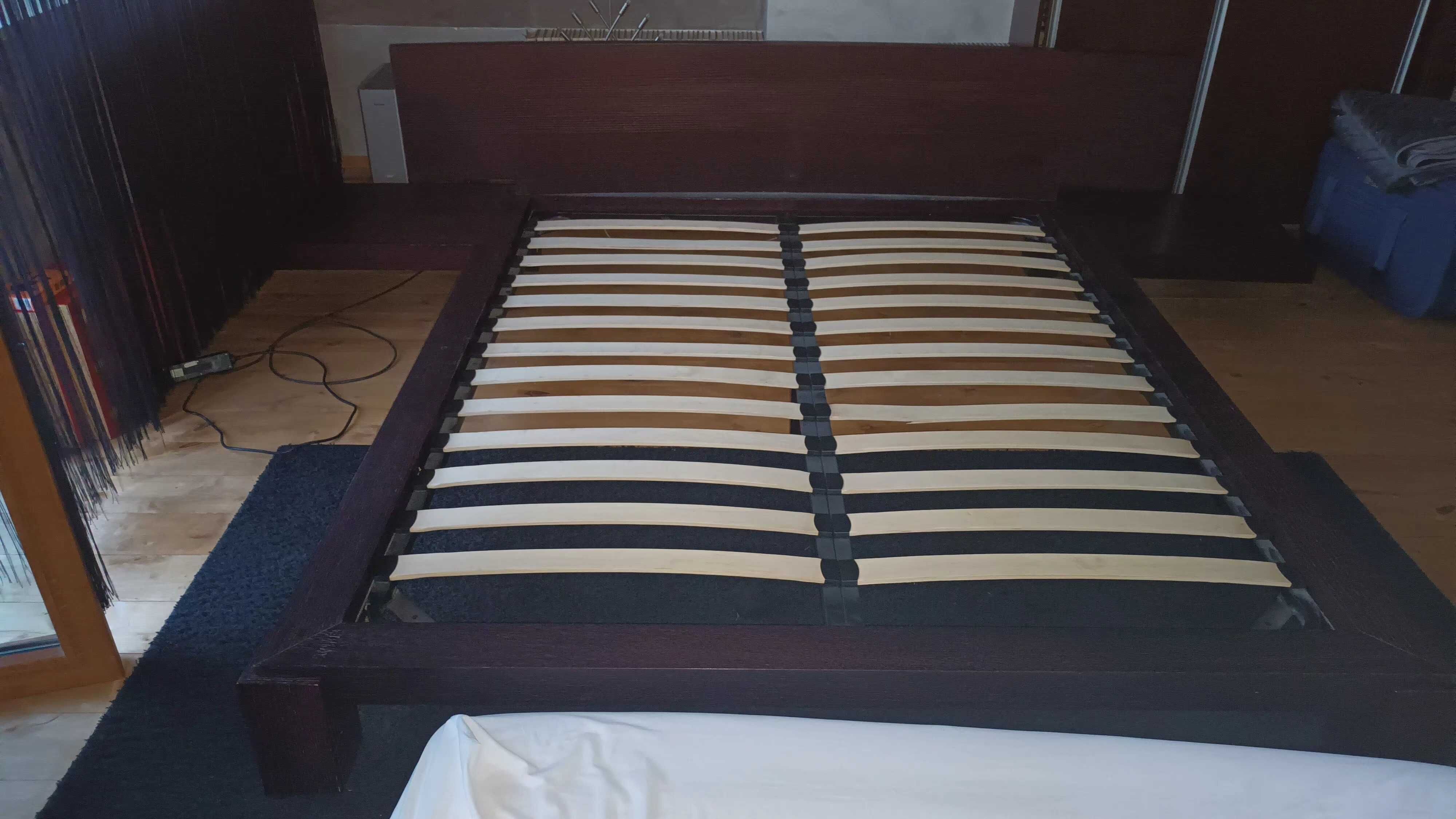 Łóżko 160 x 200 ze stolikami nocnymi fornir wenge