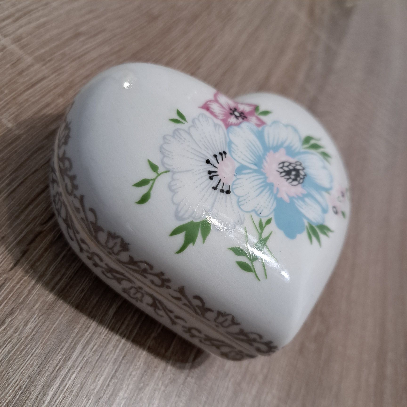 Szkatułki w kształcie serca porcelana i kryształ