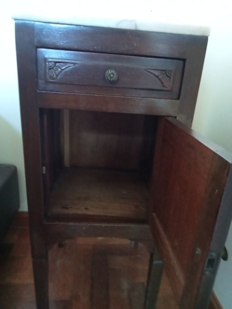 Mesa de cabeceira antiga restaurada
