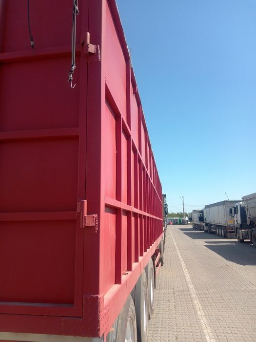 Напівпричіп зерновоз в доброму стані.