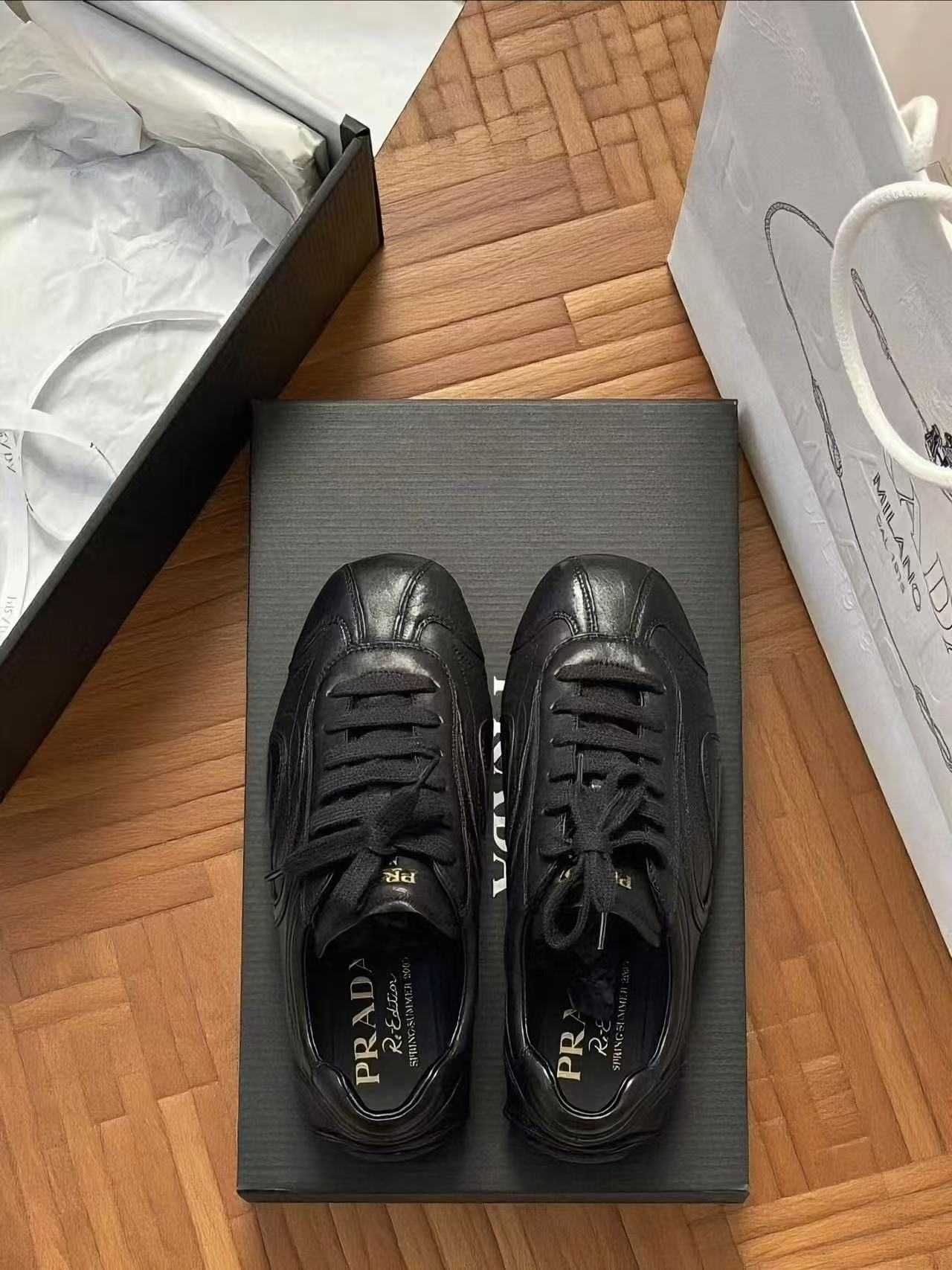 "Sapatos Casual PRADA em Pele de Cordeiro"