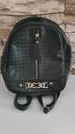 Mochila preta com detalhes