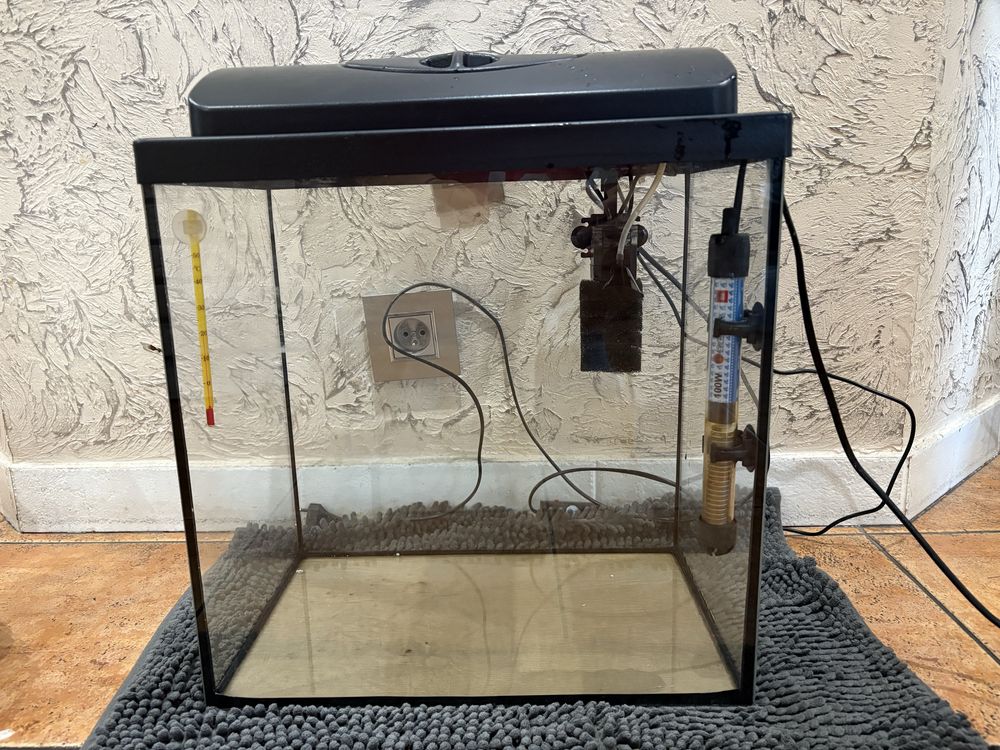 Sprzedam akwarium 40l + szafkę na akwarium