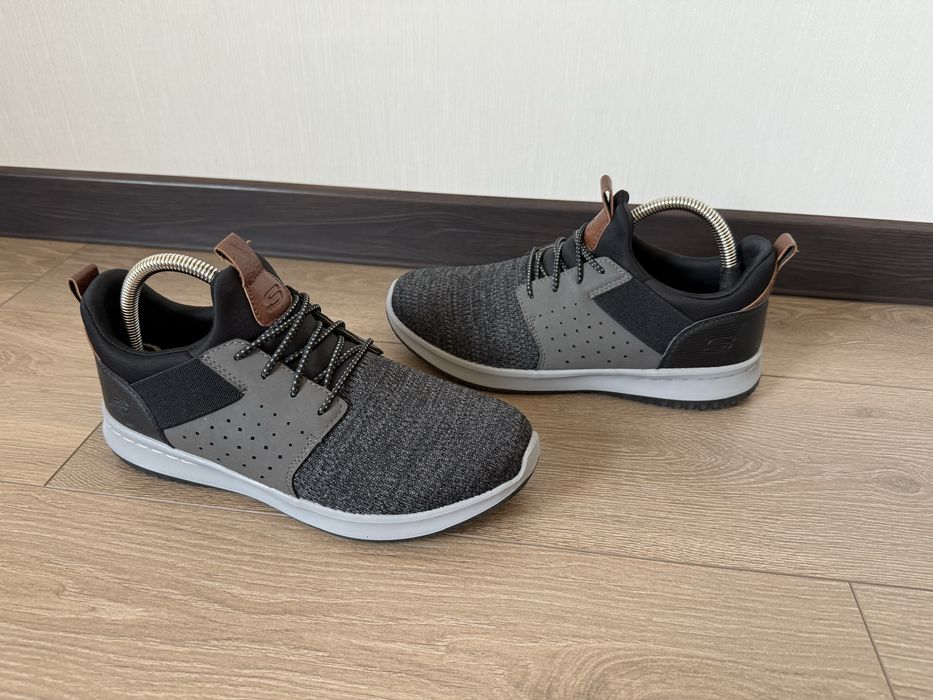 Кросівки без шнурівки Skechers 41 розмір стан нових