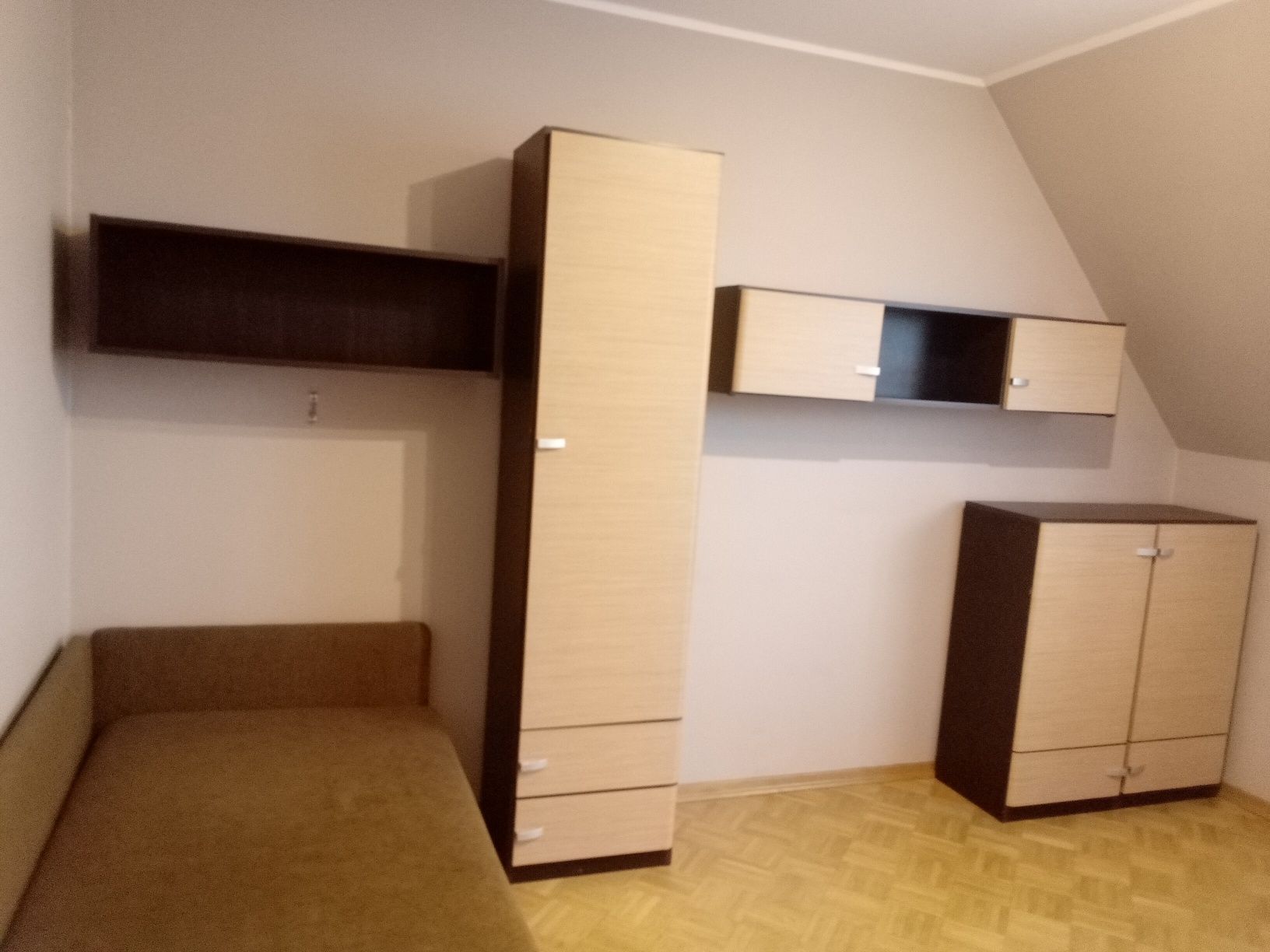 Meble młodzieżowe z tapczanikiem.