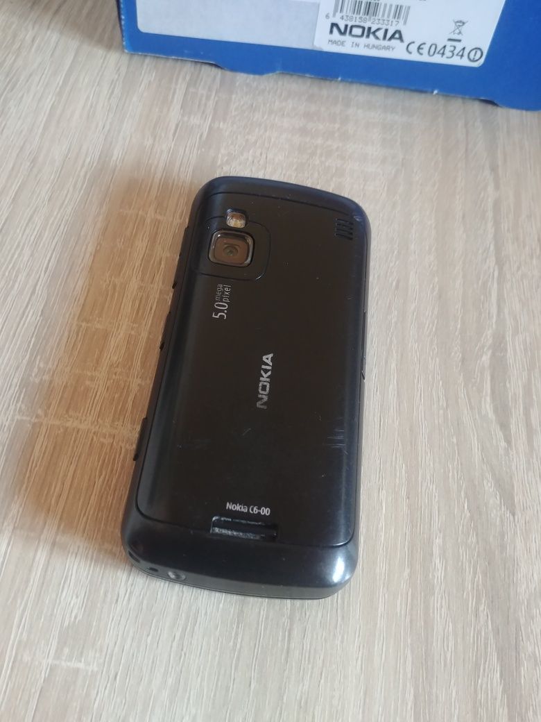 Sprawny telefon nokia C6 z ładowarką