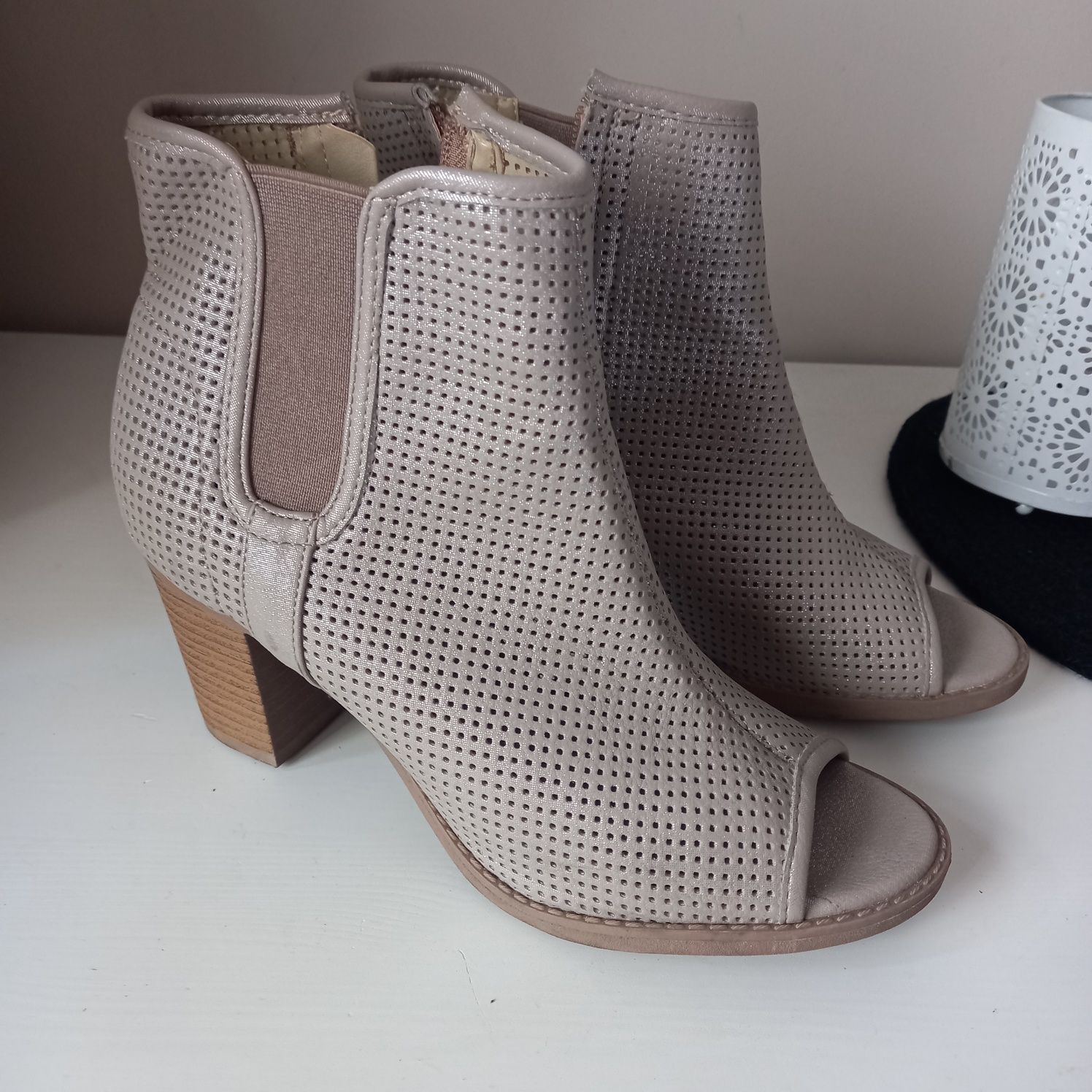 Beżowe sandały wysokie buty z odkrytymi palcami 39