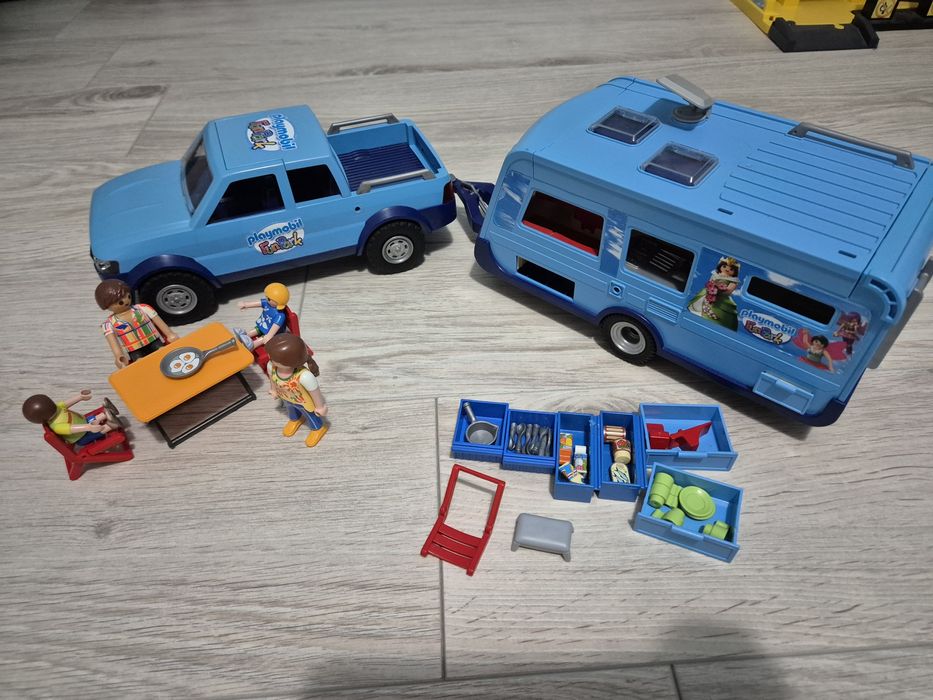 PLAYMOBIL 9502 Auto samochód PICKUP z przyczepą kempingową z rodziną
s