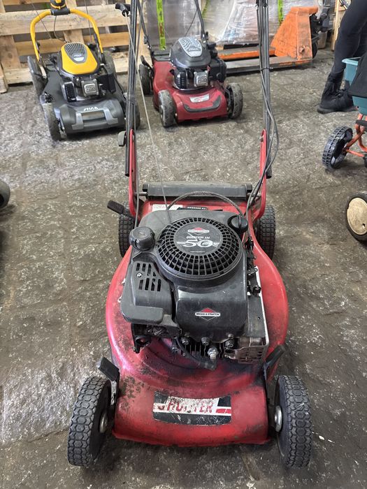 Kosiarka uszkodzona na części