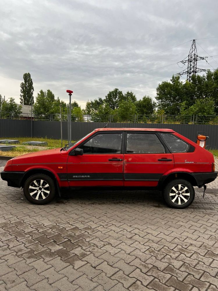 Автомобіль 2109 1988 року.