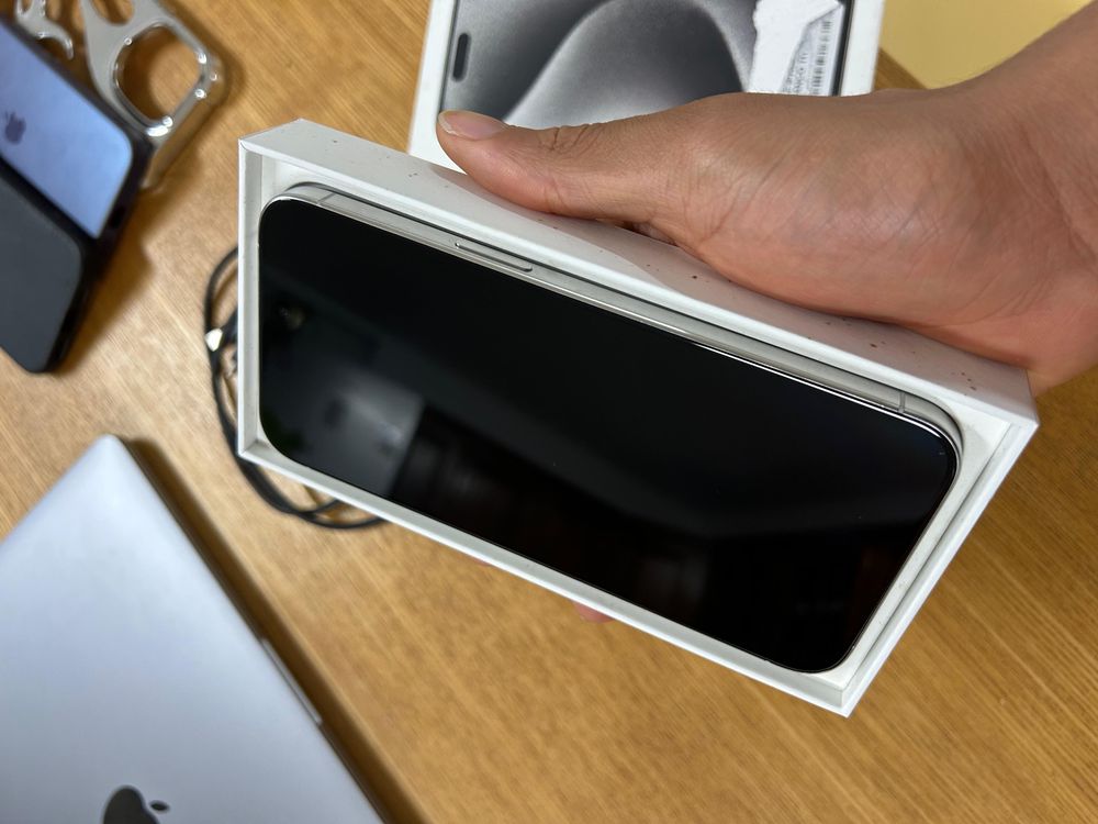 IPHONE 15 PRO MAX (COMO NOVO)