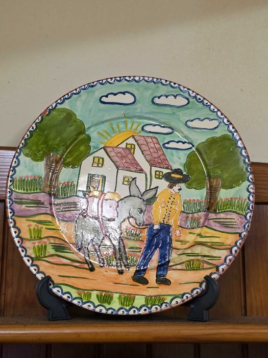 Escaparate e pratos pintados á mão