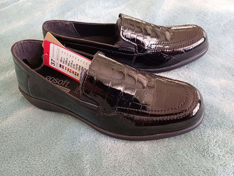 Skórzane damskie półbuty lakierowane. Efekt krokodylej skóry