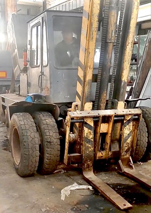 Продам Львовский 5т погрузчик Срочно