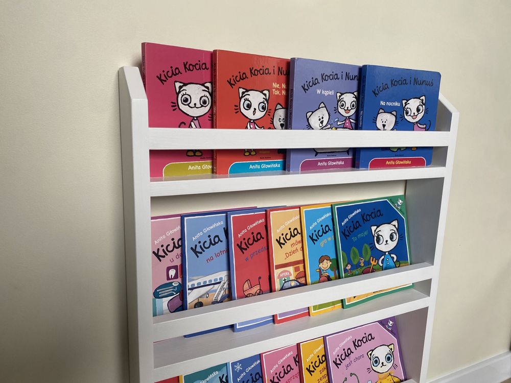 Biblioteczka do pokoiku dziecięcego