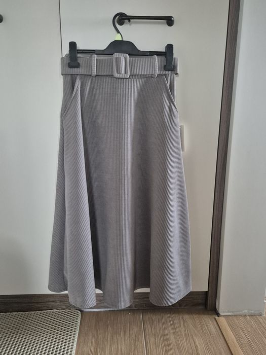 Sztruksowa spódnica midi, rozkloszowana, roz. 38 Nowa z metką