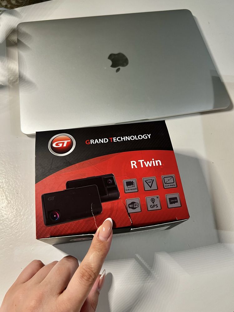 Новый видеорегистратор в авто  r twin