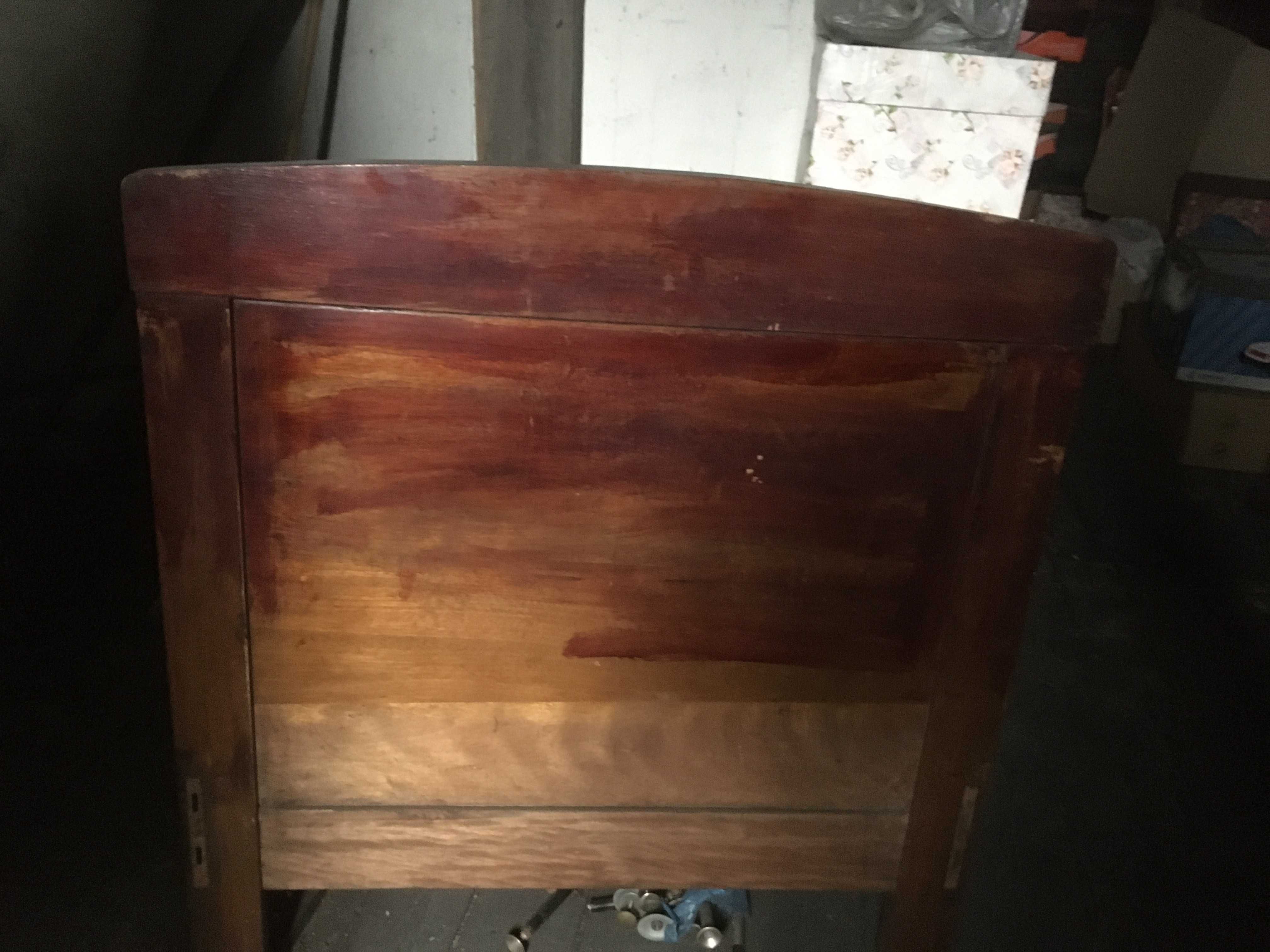 Stary element drewniany -część konstrukcji łóżka