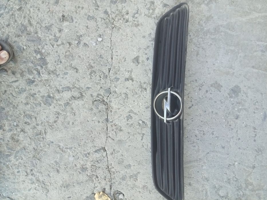 Решетка Опель астра 2007 г цвет черный