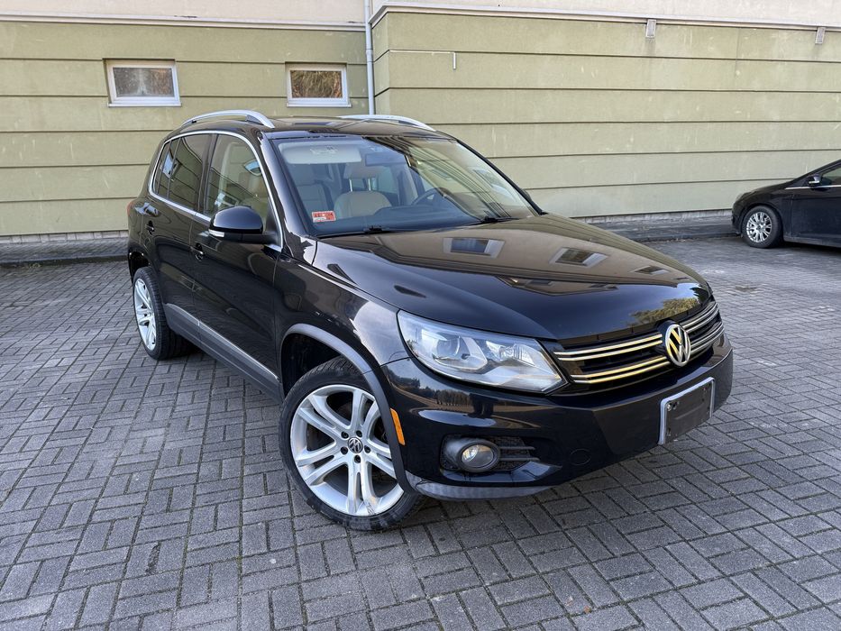 Volkswagen Tiguan SEL 2012 року пригнаний із США без ремонту.