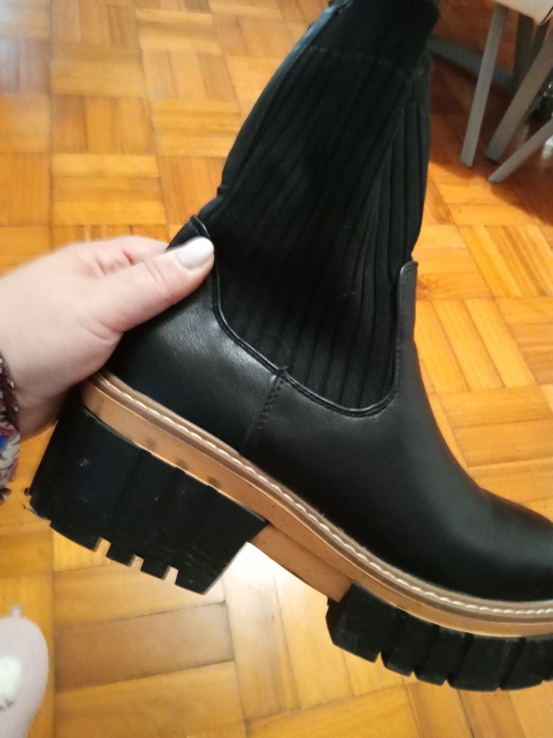 Botas pretas praticamente novas