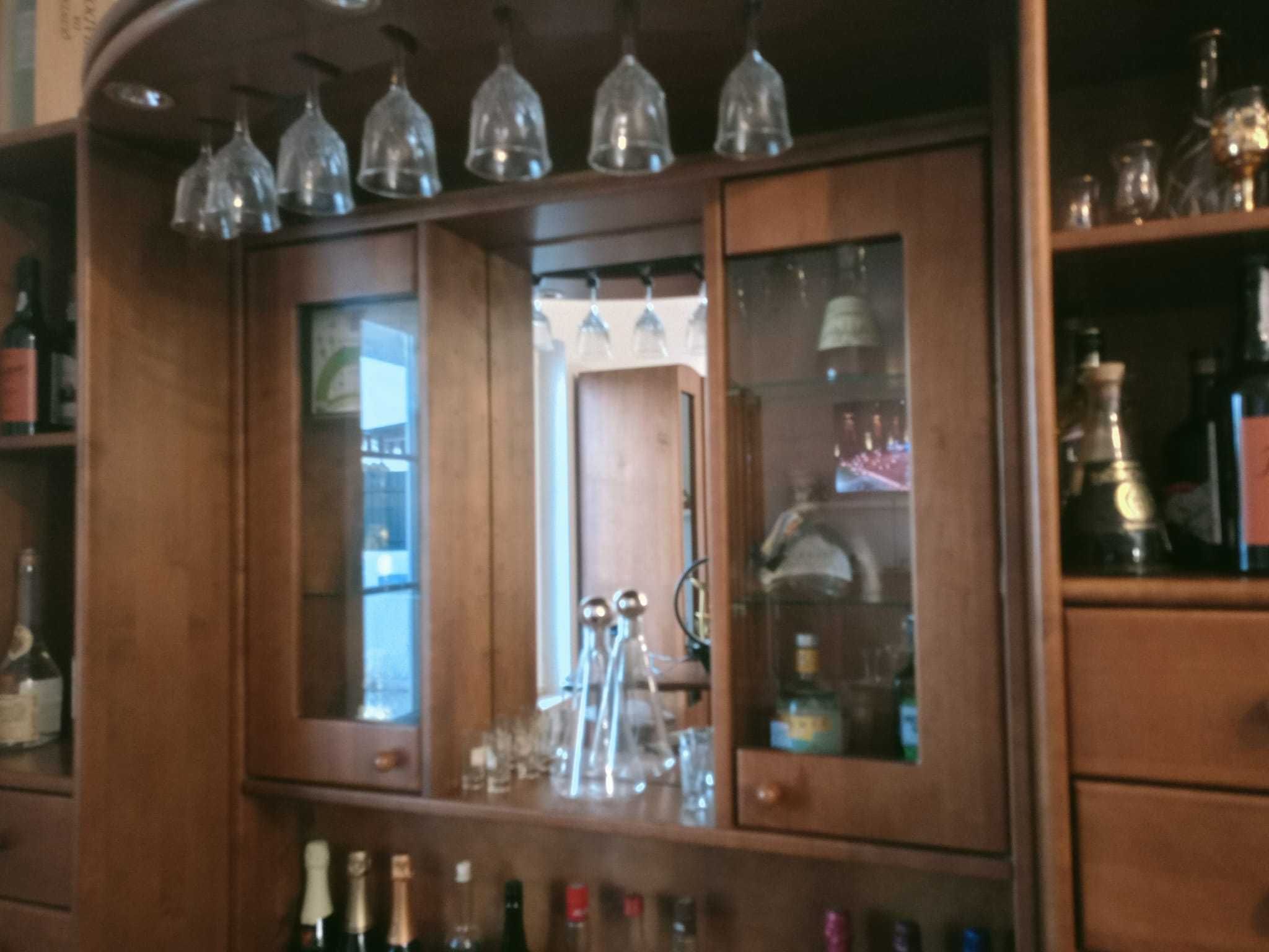 BAR com balcão e dois bancos em madeira de cerejeira maciça americana.
